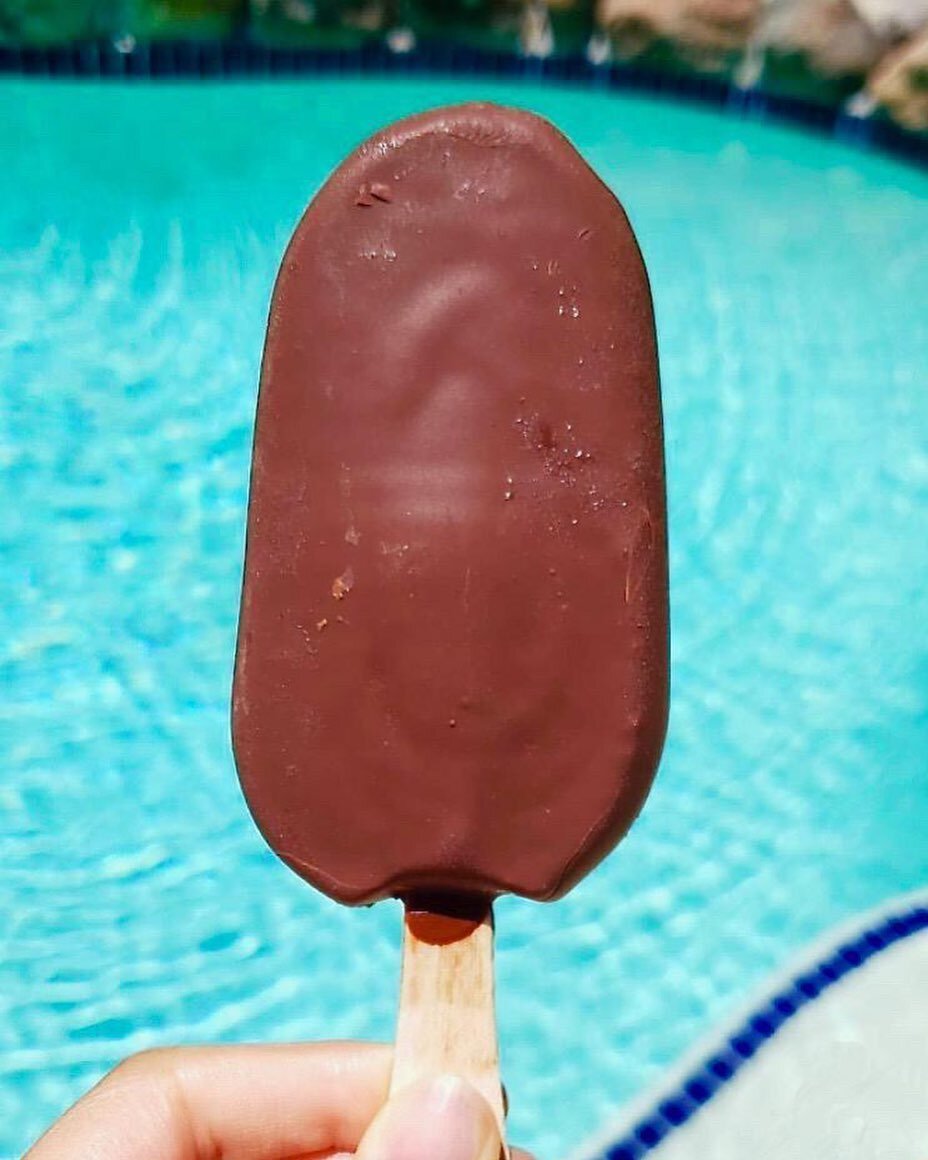 We're finding our Bliss by the pool this weekend with our plant-based Sea Salt Caramel in Chocolate Bars. 📸: @simplysap