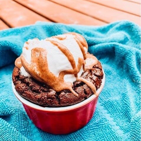 Stop scrolling for a minute and just admire this chocolate molten lava cake with our Madagascan Vanilla Bean ice cream and an almond butter drizzle. Ok, as you were. 📸: @beth_camp_
